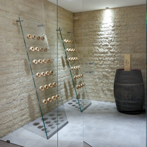 Cantina-di.design-con-supporti-in-vetro-Quidam-e-inserti-in-legno