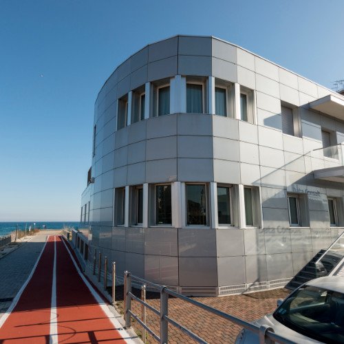 Edificio-con-rivestimento-in-vetro-Quidam-retrosmaltato