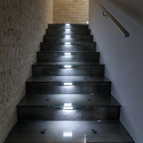 Scala-con-gradini-in-vetro-Quidam-e-illuminazione-led
