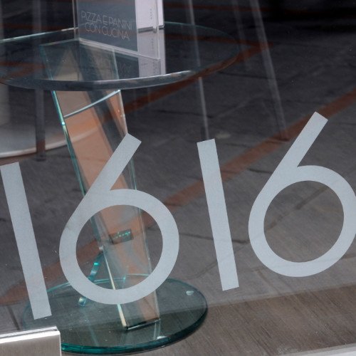 Vetrina-con-decoro-sabbiato-personalizzato-quidam